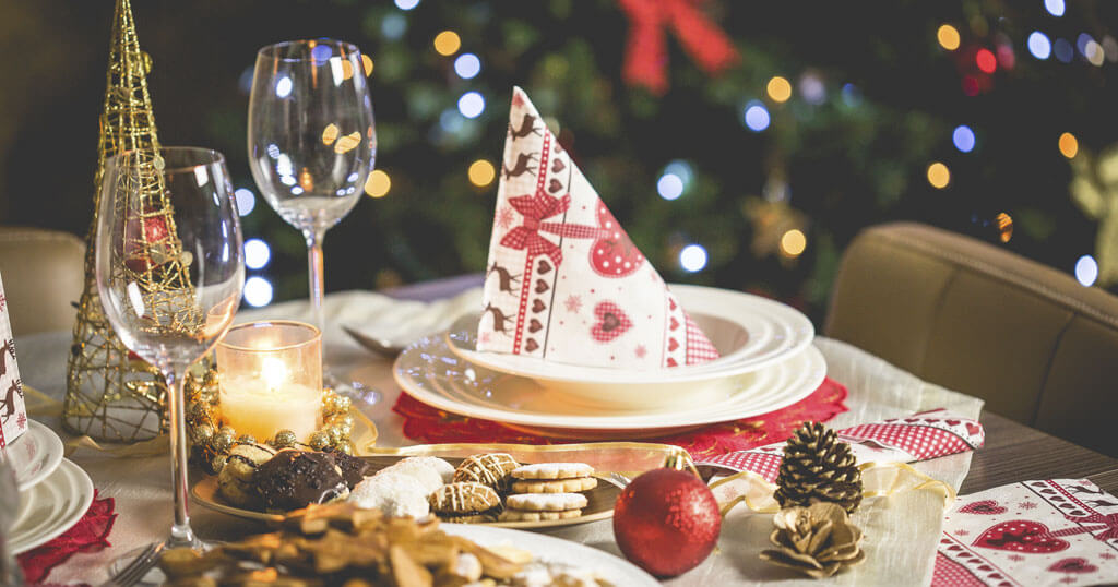 mesa de natal com taça vazia