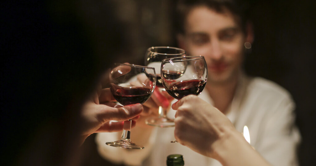 Pessoas celebrando com taça de vinho