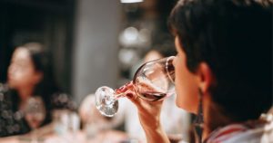 mulher tomando vinho na taça