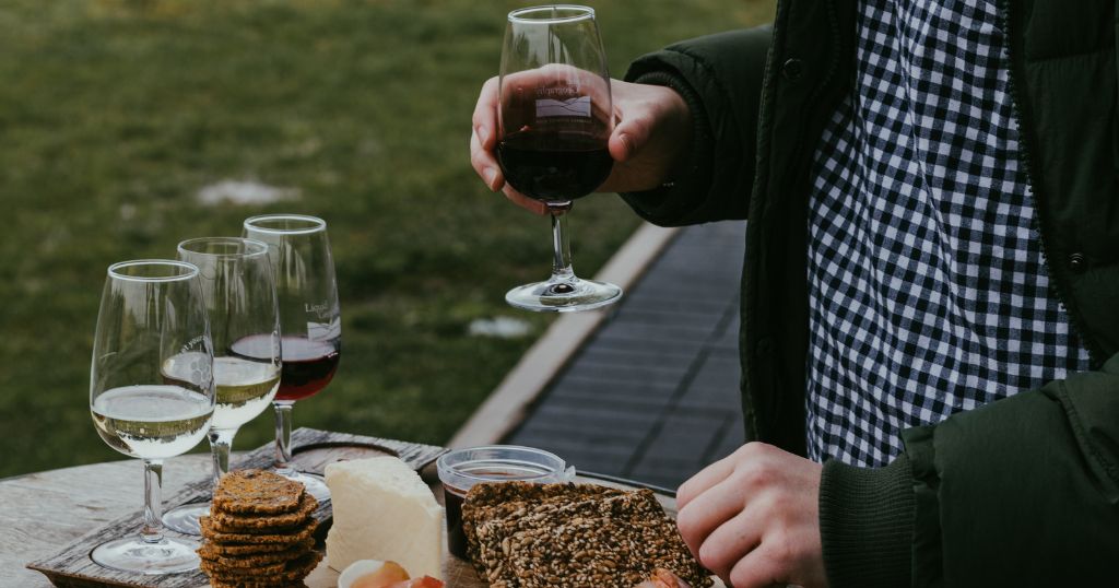 Foto de taça de vinho com queijos e salames