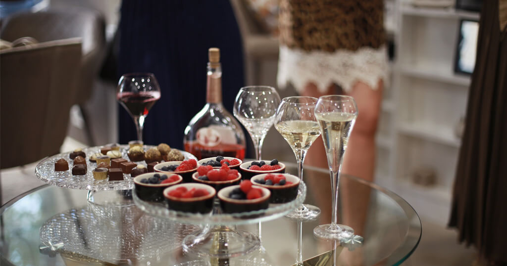 mesa com doces e vinho branco