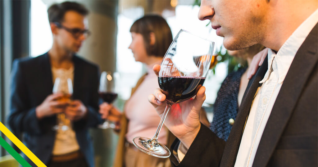 foto mostrando pessoas degustando vinho. melhores vinhos nacionais