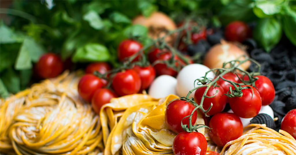 Tomates e massas sobre a mesa