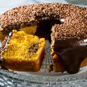 Foto de bolo de cenoura com cobertura de chocolate sob a mesa