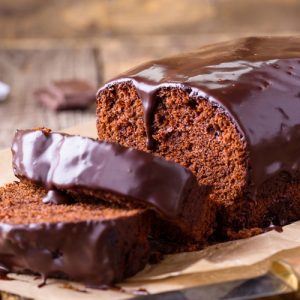 Foto de bolo de chocolate partido ao meio