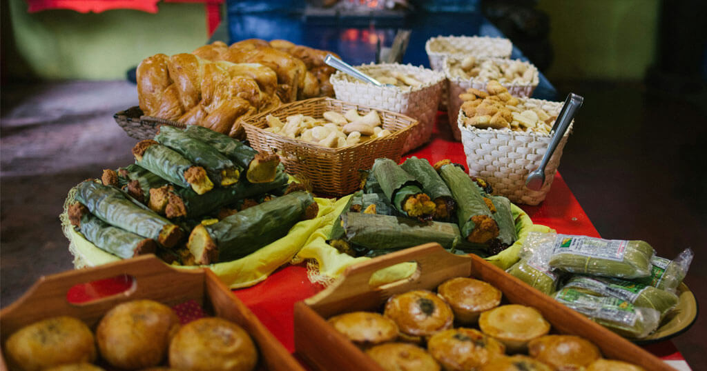 Mesa com comida típicas brasileiras.