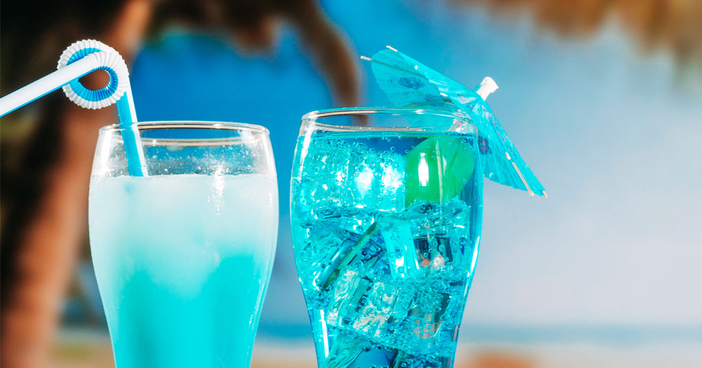 Dois drinks de lagoa azul com um fundo de praia