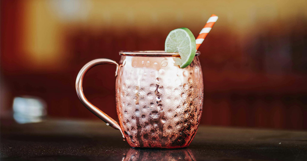 drink moscow mule num copo de drink que aparenta um latão