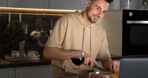 Homem preparando uma refeição com vinho