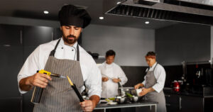 profissionais trabalhando na cozinha com receita de massas