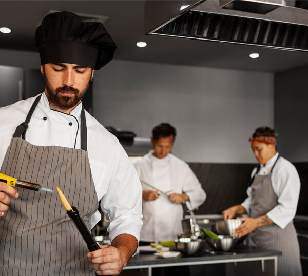 Os cargos cruciais em uma cozinha profissional: o guia completo